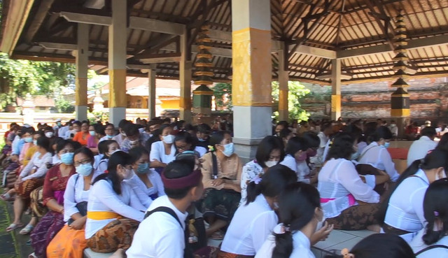 Para guru kontrak di Klungkung, Bali saat menyampikan aspirais mengenai nasib mereka - IST