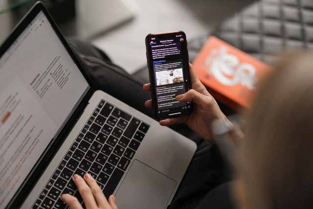 Ilustrasi cara bikin kartu kredit BCA online, sumber foto: (Maxim Ilyahouv) by Unsplash.com