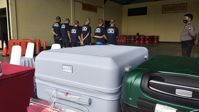 Polda Kalbar menangkap 5 portir dan seorang petugas Avsec di Bandara Supadio yang terlibat pencurian bagasi milik penumpang. foto: Dok Hi!Pontianak 