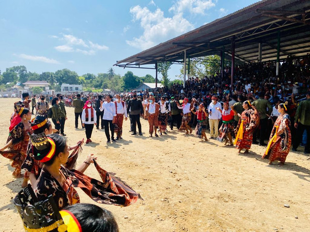 Presiden Jokowi menonton pacuan kuda. Foto: Laily Rachev/Biro Pers Sekretariat Presiden