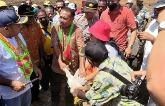 Peletakkan batu pertama dipadukan dengan ritual adat setempat melalui penyembelihan seekor ayam putih.