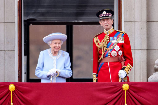 Tampilan Ratu Elizabeth II di Trooping the Colour 2022, Elegan Pakai Gaun Biru. Foto: Getty Images