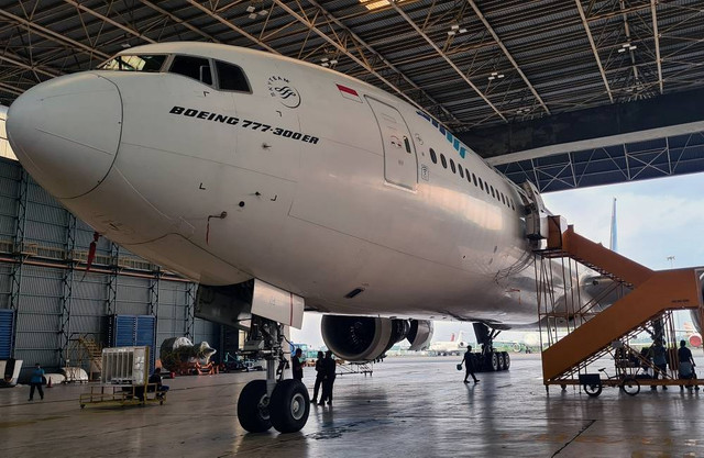 Pekerja Garuda Maintenance Facility (GMF) melakukan pengecekan mesin di Pesawat Garuda Indonesia yang akan digunakan untuk armada haji 1443 H/2022 di Hanggar GMF Bandara Soekarno Hatta, Tangerang, Banten, Kamis (2/6/2022). Foto: Muhammad Iqbal/ANTARA FOTO