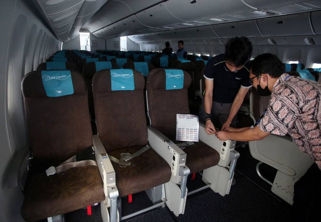 Pekerja Garuda Maintenance Facility (GMF) melakukan pengecekan mesin di Pesawat Garuda Indonesia yang akan digunakan untuk armada haji 1443 H/2022 di Hanggar GMF Bandara Soekarno Hatta, Tangerang, Banten, Kamis (2/6/2022).  Foto: Muhammad Iqbal/ANTARA FOTO