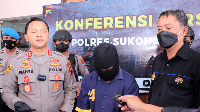 Tersangka penipuan berkedok dukun, RM (42), di Mapolres Sukoharjo, Kamis (02/06/2022). FOTO: Agung Santoso