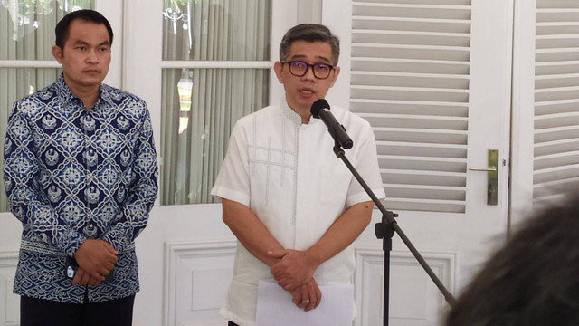 Kakak Gubernur Jabar Ridwan Kamil, Erwin Muniruzaman, menyampaikan keterangan terkait Emmeril Khan Mumtadz di Gedung Pakuan Bandung pada Jumat (3/6). Foto: Rachmadi Rasyad/kumparan