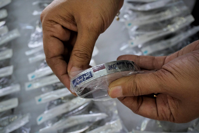 Petugas mendata gelang informasi jamaah calon haji kloter pertama di kawasan Asrama Haji, Pondok Gede, Jakarta Timur, Jumat (3/6/2022). Foto: Jamal Ramadhan/kumparan
