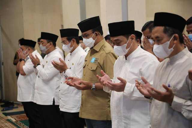 Gubernur DKI Jakarta Anies Baswedan melaksanakan salat gaib untuk mendoakan Emmeril Khan Mumtaz di Masjid Fatahillah Balai Kota DKI Jakarta, Jumat (3/6/2022).  Foto: Pemprov DKI Jakarta