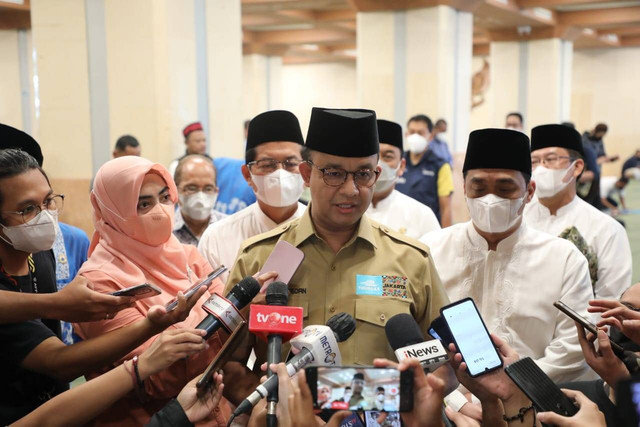 Gubernur DKI Jakarta Anies Baswedan usai melaksanakan salat gaib untuk mendoakan Emmeril Khan Mumtaz di Masjid Fatahillah Balai Kota DKI Jakarta, Jumat (3/6/2022).  Foto: Pemprov DKI Jakarta