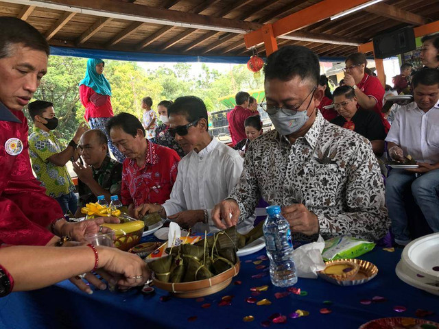 Wali Kota Pontianak, Edi Rusdi Kamtono, menghadiri Festival Bakcang dan tradisi Mandi Peh Cun. Foto: Lydia Salsabilla/Hi!Pontianak