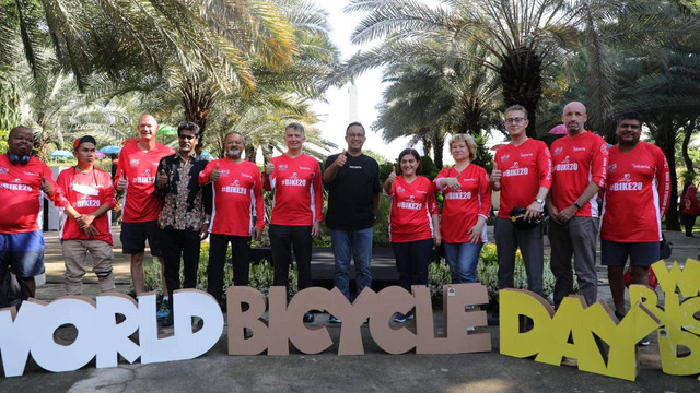 Gubernur DKI Jakarta Anies Baswedan mengadakan kegiatan bersepeda sambil piknik bersama para duta besar negara-negara G20. Foto: Pemprov DKI Jakarta