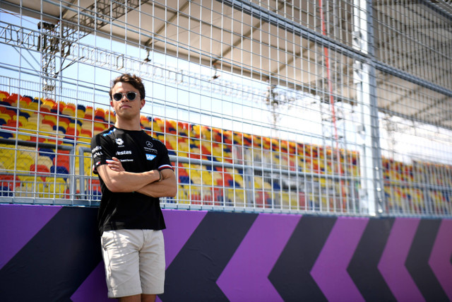 Pebalap tim Mercedes-EQ Formula E Nyck De Vries memeriksa lintasan jelang balapan Formula E Jakarta di Jakarta International E-Prix Circuit (JEIC) Ancol, Jakarta, Jumat (3/6/2022). Foto: Hafidz Mubarak A/ANTARA FOTO