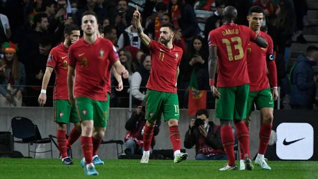 Selebrasi Pemain Portugal Bruno Fernandes pada pertandingan sepak bola leg pertama final kualifikasi Piala Dunia 2022 di stadion Dragao di Porto. Foto: Miguel Riopa/AFP