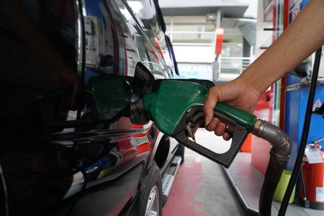 Ilustrasi mengisi bensin di SPBU. Foto: Aditia Noviansyah/kumparan