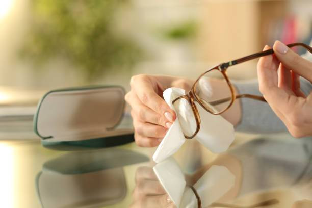 Cara Membersihkan Kaca Mata yang Buram. Foto: iStockphoto