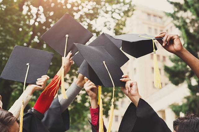 Ilustrasi memberi ucapan selamat wisuda untuk teman. Foto. dok. Prostock-Studio (Unsplash.com)
