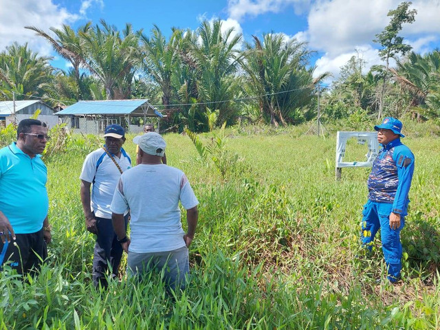 Tampak kepala distrik Konda dan Kasat Polair bersama warga saat pengukuran tanah