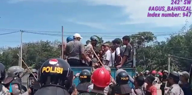 TANGKAPAN layar saat oknum anggota Polres Rokan Hulu menurunkan seorang pengunjuk rasa dengan membantingnya ke bawah truk. 