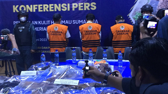Konpers kasus penjualan kulit harimau di Mapolda Aceh, Jumat (3/6). Foto: Zuhri Noviandi/kumparan