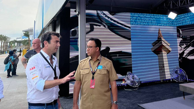 Gubernur DKI Jakarta Anies Baswedan meninjau situasi terkini jelang balapan Formula E di Jakarta International ePrix Circuit, Jumat (3/6).  Foto: Haya Syahira/kumparan
