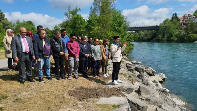 Gubernur Jawa Barat Ridwan Kamil dan keluarga melakukan salat ghaib di Bern sebelum bertolak ke Indonesia.  Foto: Dok. Istimewa