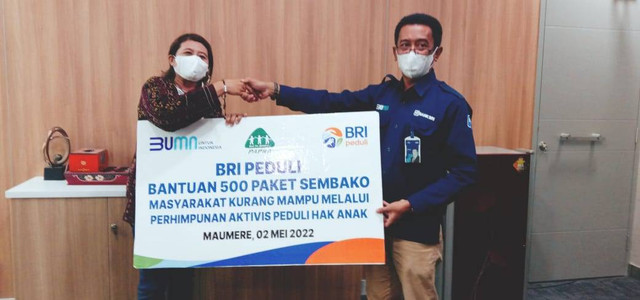 Keterangan foto: Kepala BRI Cabang Maumere, Nurdin, menyerahkan bantuan sembako secara simbolis kepada Yayasan PAPHA, Jumat (3/6) Foto oleh: Athy Meaq.