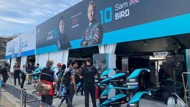 Persiapan tim Jaguar TCS Racing jelang balapan Formula E di Jakarta International E-Prix Circuit (JEIC) Ancol, Jakarta, Jumat (3/6). Foto: Muhammad Haldin Fadhila/kumparan