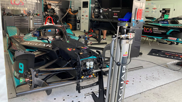 Persiapan tim Jaguar TCS Racing jelang balapan Formula E di Jakarta International E-Prix Circuit (JEIC) Ancol, Jakarta, Jumat (3/6). Foto: Muhammad Haldin Fadhila/kumparan