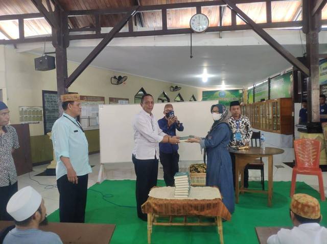 Penyerahan Kitab Suci Al-qur’an dari Badan Waqaf Al-Qur’an Indonesia yang diterima Langsung Oleh Plh. Kalapas Tjahja Rediantana, Bc.IP, SH.,MH. Doc. Humas.