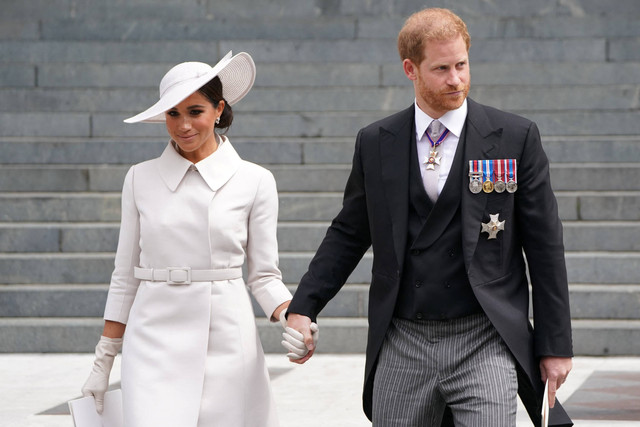 Pangeran Harry dan Meghan Markle usai menghadiri Layanan Nasional Thanksgiving untuk pemerintahan Ratu di Katedral Saint Paul, London, Inggris. Foto: Kirsty O'Connor / POOL / AFP