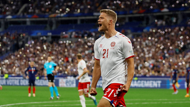 Pemain Denmark Andreas Cornelius merayakan gol pertama mereka saat hadapi Prancis di Stade de France, Saint-Denis, Prancis, Jumat (3/6/2022). Foto: Christian Hartmann/REUTERS