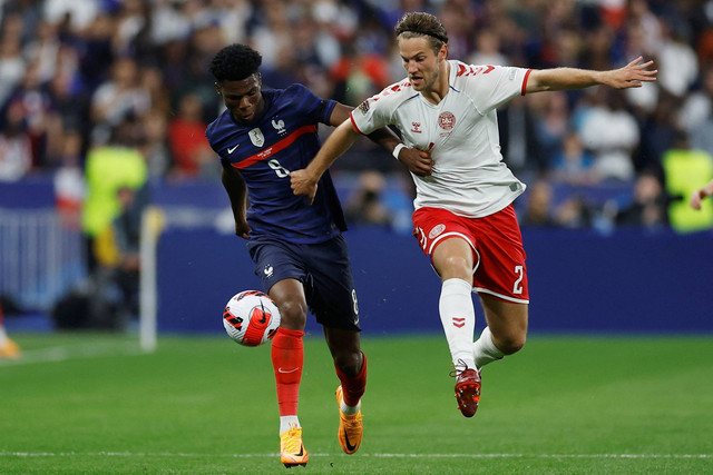 Pemain Prancis Aurelien Tchouameni beraksi dengan pemain Denmark Joachim Andersen di Stade de France, Saint-Denis, Prancis, Jumat (3/6/2022). Foto: Christian Hartmann/REUTERS