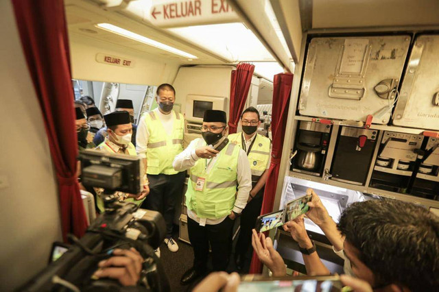 Menteri Agama Yaqut Cholil Qoumas melepas kloter pertama Embarkasi Jakarta - Pondok Gede (JKG 01) pada Sabtu (4/6/2022) di Bandara Soekarno-Hatta, Cengkareng. Foto: Dok. Istimewa