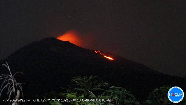 Keterangan foto: Luncuran lava panas akibat letusan Gunung Ile Lewotolok di kabupaten Lembata. Foto: istimewa.