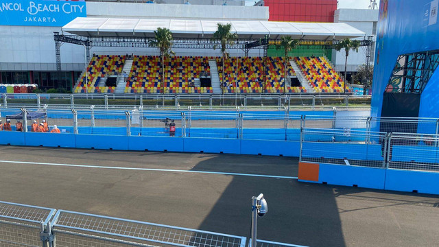 Suasana tribune Masih Sepi Formula e di Ancol terlihat masih sepi, Jakarta, Sabtu (4/6). Foto: Soni Insan Bagus/kumparan