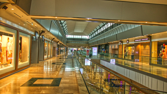 Mall dekat stasiun Gubeng, Foto: Pascal Bernardon /Unsplash
