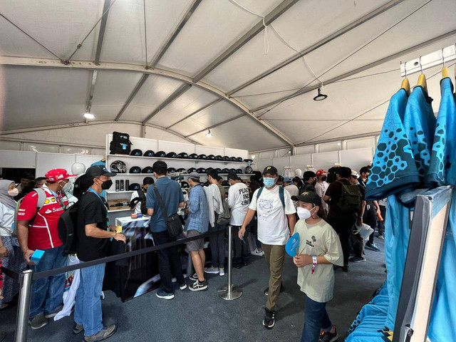 Penonton membeli sejumlah cideramata Formula E yang dijual di kawasan Allianz E Village, Ancol, Jakarta, Sabtu (4/6). Foto: Haya Syahira/kumparan