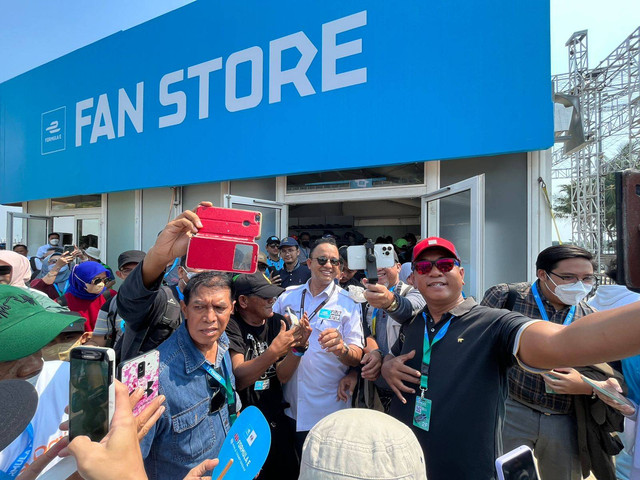 Penontong berebut foto dengan Gubernur DKI Jakarta Anies Baswedan di Jakarta International E-Prix Circuit (JIEC), Jakarta, Sabtu (4/6/2022). Foto: Haya Syahira/kumparan