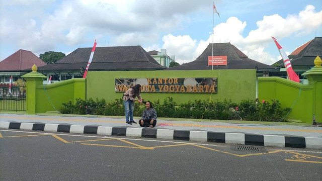 Aktivis Yogya Dodok Putra Bangsa menggunduli rambutnya di Kantor Balai Kota Yogyakarta setelah eks Wali Kota Yogya Haryadi Suyuti ditangkap KPK, Sabtu (4/6). Foto: Arfiansyah Panji Purnandaru/kumparan