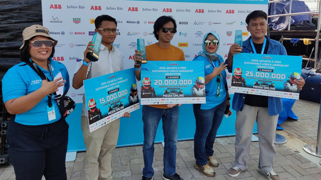 Jurnalis kumparan Rizki Baiquni Pratama (kanan)  juara 1 Sustainable World Journalist Competition Formula E, Sabtu (4/6). Foto: Dok. Pribadi