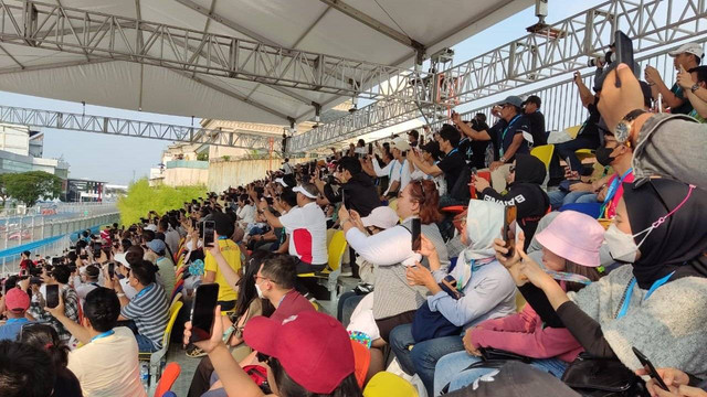 Penonton Formula E bertepuk tangan saat mobil balap mulai dari garis start.
 Foto: Rizki Baiquni Pratama/kumparan