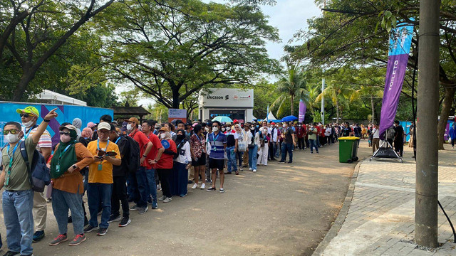 Antrean penonton grand stand jelang race Formula E Jakarta di Jakarta International Circuit, Ancol, Jakarta, Sabtu (4/6). Foto: Soni Insan Bagus/kumparan