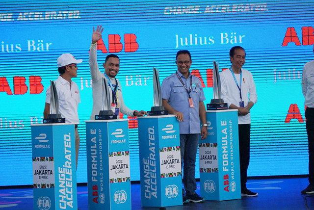 Presiden Joko Widodo bersama Gubernur DKI Jakarta Anies Baswedan saat penyerahan trofi juara Formula E Jakarta di Jakarta International E-Prix Circuit (JIEC), Jakarta, Sabtu (4/6/2022). Foto: Jamal Ramadhan/kumparan