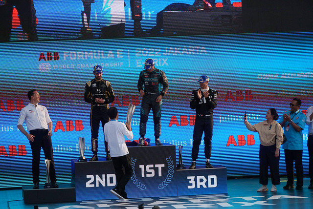 Presiden Joko Widodo saat penyerahan trofi juara Formula E Jakarta di Jakarta International E-Prix Circuit (JIEC), Jakarta, Sabtu (4/6/2022). Foto: Jamal Ramadhan/kumparan