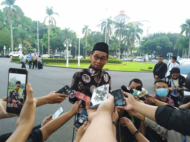 Ustaz Adi Hidayat saat bertakziah ke Gedung Pakuan, Kota Bandung. Foto: Rachmadi Rasyad/kumparan