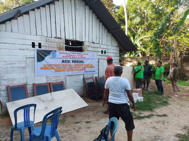 Gelar aksi sosial, Ikaljatim Kota Sorong serahkan bantuan bahan material kepada GBAI Jemaat Rasul Paulus, di Saoka, Kota Sorong