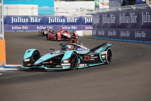 Pebalap tim Jaguar TCS Racing Mitch Evans memacu kecepatan pada balapan Formula E seri kesembilan di Jakarta International E-Prix Circuit (JIEC), Jakarta, Sabtu (4/6/2022).
 Foto: Jamal Ramadhan/kumparan