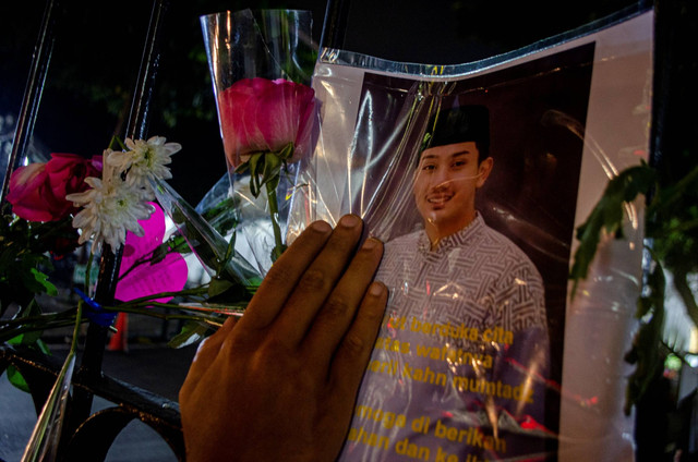 Warga memegang foto almarhum Emmeril Khan Mumtadz yang dipajang di pagar sebagai ungkapan belasungkawa di Gedung Negara Pakuan, Bandung, Jawa Barat, Sabtu (4/6/2022). Foto: Novrian Arbi/ANTARA FOTO