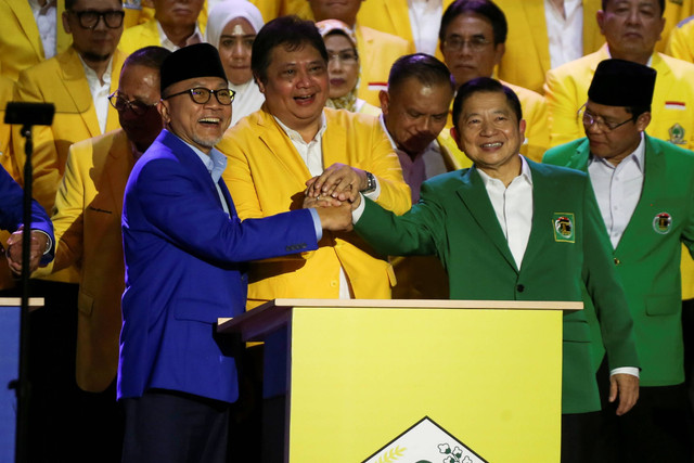 Ketum Partai Golkar Airlangga Hartarto (tengah) bersama Ketum PAN Zulkifli Hasan (kiri) dan Ketum PPP Suharso Monoarfa menandatangani nota kesepahaman dibentuknya Koalisi Indonesia Bersatu (KIB) di Plataran Senayan, Jakarta, Sabtu (4/6/2022). Foto: Rivan Awal Lingga/ANTARA FOTO