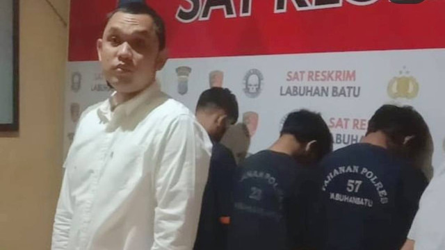 Kasat Reskrim Polres Labuhan Batu AKP Rudi Marzuki saat memaparkan kasus pengeroyokan yang dilakukan di SPBU. Foto: Polres Labuhan Batu